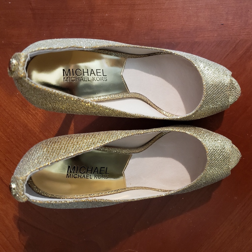 Michael Kors Gold peep-toe pumps
